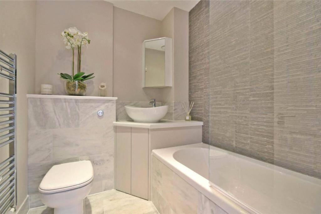 לונדון Luxury 3 Bed Apartment - Huge Outdoor Terrace & Amazing Transport Links מראה חיצוני תמונה